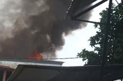 Kebakaran di Kebayoran Lama Jaksel, Asap Hitam Membubung Tinggi