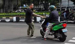 Viral Driver Ojol Nekat Lawan Arah di Depan Polisi: Waktu adalah Uang Pak