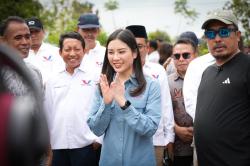 Kunjungi Lombok Barat, Ketum Perindo Angela Tanoesoedibjo Panen Ikan di Lingsar<