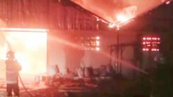 Overheat Oven, Pabrik Briket Arang di Weru Cirebon Ludes Terbakar<