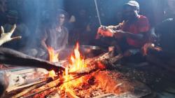 Hadiri Reses Legislator Perindo Paniai, Warga Bakar Ayam Bareng dan Curhat soal Listrik<