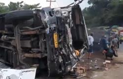 Kecelakaan 2 Truk Terguling di Gentong Tasikmalaya, Arus Lalin Macet Parah<