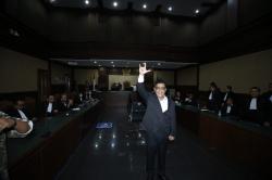 Momen Hasto Kristiyanto Acungkan Salam 3 Jari Sebelum Sidang Vonis
