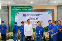 Baju Jokowi Beda Sendiri dengan Alumni Lain saat Reuni Fakultas Kehutanan UGM, Ada Apa?