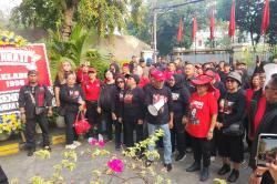 Kader PDIP Peringati Peristiwa Kudatuli, Tabur Bunga di Depan Kantor DPP