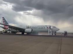 Detik-Detik Pesawat American Airlines Terbakar di Bandara Denver, Evakuasi Dramatis!
