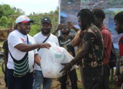 Semangati Mahasiswa Bangun Asrama, Perindo Papua Tengah Bantu Peralatan Olahraga<
