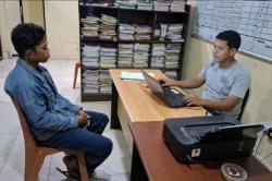 Tersinggung Diteriaki saat Disalip, Sopir Angkot di Kendari Hajar Pengendara Motor<