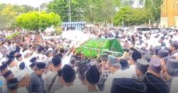 Ribuan Santri dan Warga Bangkalan Antarkan Pemakaman KH Ahmad Faruq Muhtarom<
