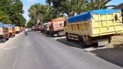 Demo di Ponorogo, Ratusan Warga Hentikan Paksa Truk Tambang Ugal-ugalan<