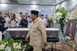 Prabowo Melayat ke Rumah Duka Kwik Kian Gie di RSPAD, Beri Penghormatan Terakhir
