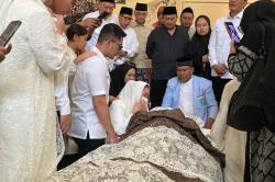 Suasana Haru, Istri Suryadharma Ali Menangis di Samping Jenazah Sang Suami