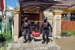 Tim Jibom Gegana Polda Jatim Evakuasi Benda Mencurigakan Diduga Granat di Malang<