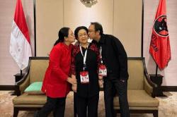 Momen Puan dan Prananda Cium Megawati sebelum Kongres PDIP
