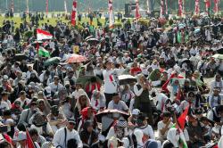 Ribuan Massa Hadiri Aksi Bela Palestina di Monas