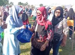Harga Pangan Melonjak, Ribuan Warga Cilacap Rela Antre demi Paket Sayur Gratis<