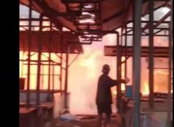 Kebakaran Pasar Tambin Bangkalan, Belasan Kios Ludes Dilalap Api<