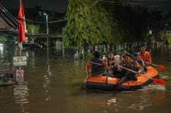 Banjir Setinggi 1 Meter Rendam Perumahan Jatibening Permai Bekasi Malam Ini