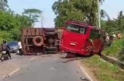 Kecelakaan Beruntun 3 Kendaraan di Jalinsum Lampung Utara, 1 Tewas<