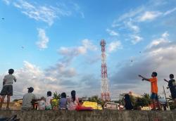 Langit Makassar Dipenuhi Layang-Layang