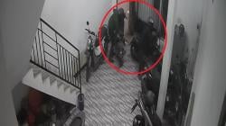 4 Kawanan Maling di Tempat Kos Mojokerto Terekam CCTV, 2 Motor Dibawa Kabur<