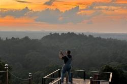 Mendaki Bukit Peramun: Menyambut Senja Indah dan Menyapa Primata Mungil di Jantung Belitung<