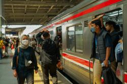 Penumpang KRL Menumpuk di Stasiun Manggarai