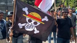 Bawa Bendera One Piece, Warga Jombang Demo di Depan Kantor Bupati Jombang <
