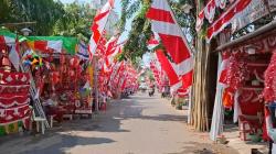 Pedagang di Surabaya Takut Jual Bendera One Piece meski Permintaan Tinggi<