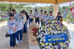 Tabur Bunga di Makam WR Supratman dan Aksi Sosial di Panti Asuhan