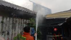 Rumah 2 Lantai di Kawasan Padat Penduduk Hangus Terbakar<