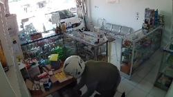 Viral! Pria Bermotor Curi Uang di Apotek Gowa Terekam CCTV, Modus Pura-Pura Beli Obat<