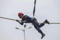 Aksi Damkar Adu Ketangkasan di Jakarta Fire Fighter Challenge 2025