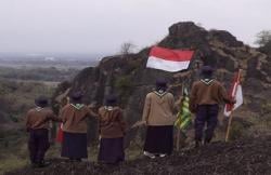 HW UMS Kibarkan Bendera Merah Putih Raksasa di Gunung Sepikul Sambut HUT ke-80 RI