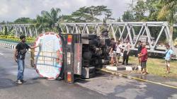 Ban Selip, Truk Tangki Terguling di Kulonprogo akibat Jalan Licin Saat Hujan Deras<