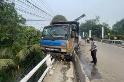 Truk Tronton Tabrak Pembatas Jembatan di Gunung Putri Bogor, Sopir Ngantuk