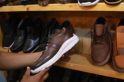 Melihat Proses Pembuatan Sepatu Lokal yang Bertahan 30 Tahun