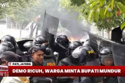 Demo Bupati Pati Lengser Ricuh, Massa Hujani Polisi dengan Botol hingga Sandal
