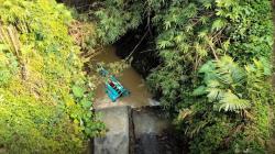 Truk Tabrak Pembatas Jalan lalu Terjun ke Sungai di Banjarnegara, Sopir Tewas<