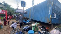 Tragis! Kontainer Jatuh di Depan SDN 1 Banjarbaru, 9 Siswa Dilarikan ke RS<
