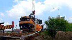 Sopir Microsleep, Truk Pasir Tabrak Pembatas Jalan dan Terbalik di Tol Cibitung-Cilincing<