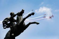 Atraksi Pesawat TNI AU Hiasi Langit Jakarta saat HUT ke-80 Republik Indonesia