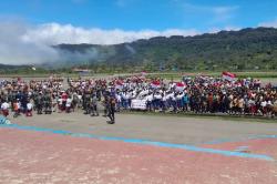HUT ke-80 RI di Pegunungan Bintang Papua, Warga dan TNI Bentangkan Merah Putih Raksasa