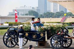 Bendera Merah Putih Dibawa Menuju Istana Merdeka dengan Kereta Kencana