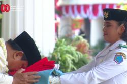 Prabowo Cium Bendera Merah Putih sebelum Dikibarkan Tim Paskibraka di Istana