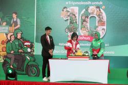 Ribuan Mitra Pengemudi Hias Tumpeng Catat Rekor MURI