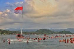 Wow! Upacara HUT ke-80 RI di Laut Mutun Lampung Diikuti 565 Peserta, Pecahkan Rekor MURI<