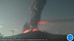 Gunung Lewotobi Laki-laki Kembali Meletus, Dentuman Keras Terdengar Jelas dari Pos Pengamatan<