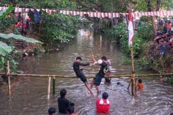 Lomba Pukul Bantal di Makassar