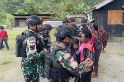 Satgas Korpasgat RI-PNG 2025 Beri Bantuan ke Warga Pedalaman Puncak Jaya di HUT RI<